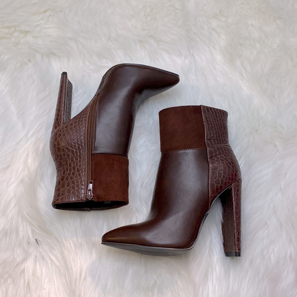 Shoe Dazzle Brown Saskia Booties